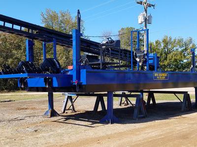 Derrick raises and lowers hydraulically