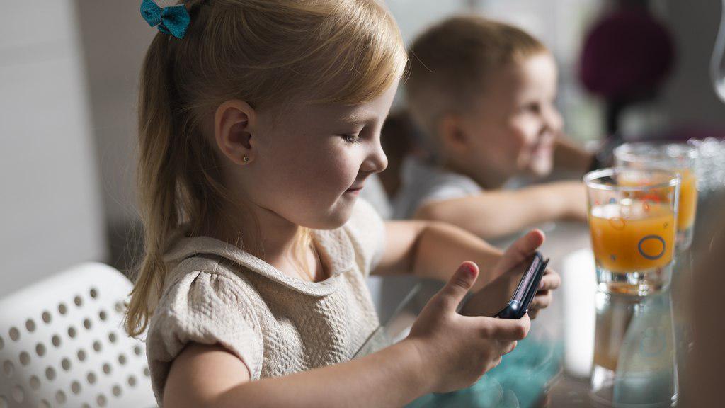 Controle parental -     os menores expostos no mundo virtual